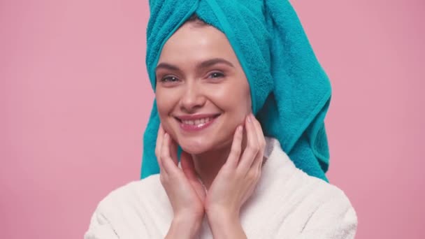 Vrolijk Vrouw Met Handdoek Hoofd Aanraken Schoon Gezicht Geïsoleerd Roze — Stockvideo