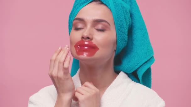 Junge Frau Mit Handtuch Auf Dem Kopf Lippenmaske Isoliert Auf — Stockvideo