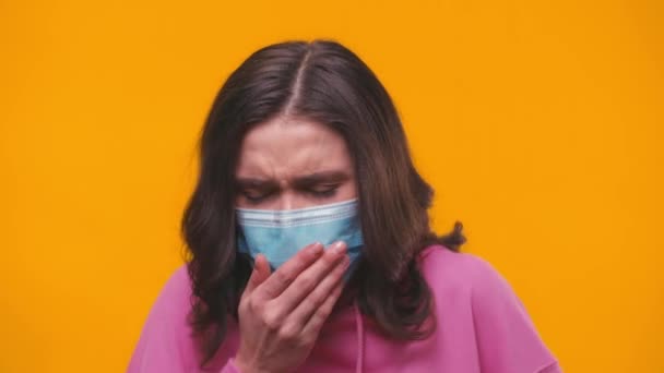 Mulher Doente Máscara Médica Tosse Isolada Amarelo — Vídeo de Stock