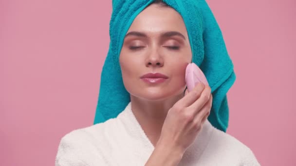 Mulher Usando Dispositivo Limpeza Silicone Rosto Isolado Rosa — Vídeo de Stock