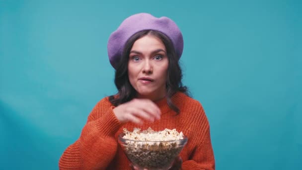 Fascinated Woman Beret Eating Popcorn Watching Movie Isolated Blue — Stock Video