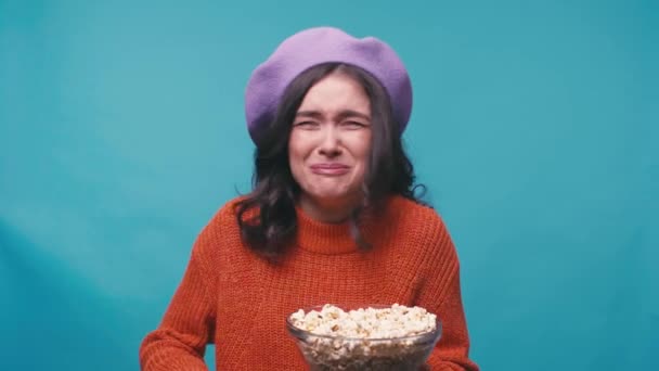 Ευτυχισμένη Γυναίκα Στο Μπερέ Τρώει Ποπ Κορν Και Βλέπει Ταινία — Αρχείο Βίντεο