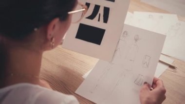 Tasarımcı atölyede skeçlerle çalışıyor 
