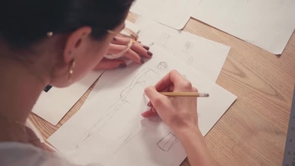 Designer Com Desenho Lápis Esboço Mesa — Vídeo de Stock