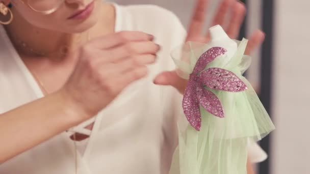 Costurera Poner Pin Flor Decorativa Vestido Maniquí — Vídeo de stock