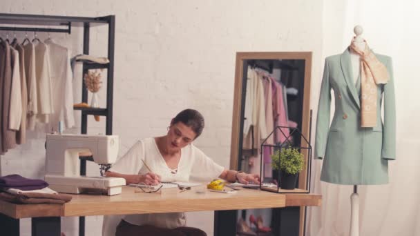 Diseñador Trabajando Con Cuadernos Cerca Máquina Coser — Vídeos de Stock