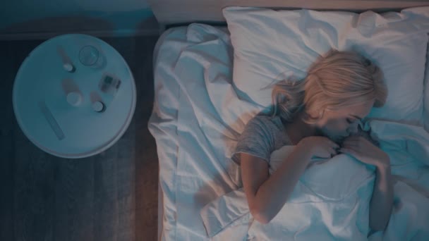 Yatakta Yatarken Dijital Termometreye Bakan Hasta Kadının Üst Görüntüsü — Stok video