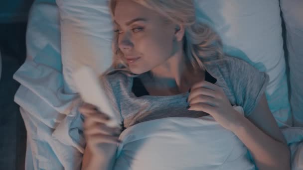 Vue Dessus Femme Ranger Smartphone Éteindre Lumière Aller Dormir — Video