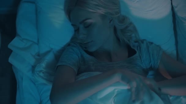 妇女在夜间睡觉时辗转反侧的头像 — 图库视频影像