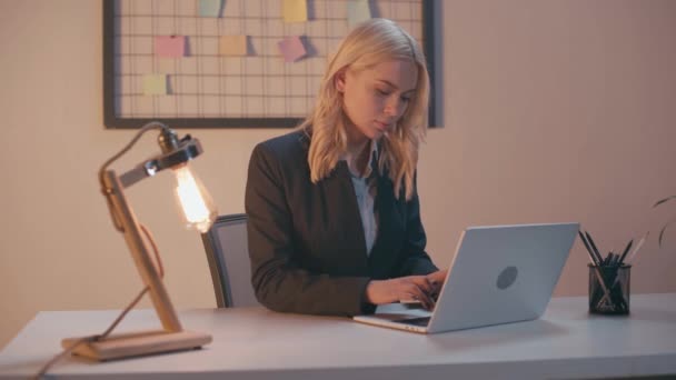 Blonda Femeie Afaceri Tastarea Tastatura Laptop Timp Lucrează Seara — Videoclip de stoc