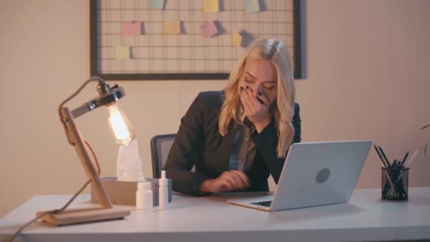 Mulher Negócios Doente Espirrando Enquanto Trabalhava Escritório — Vídeo de Stock