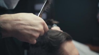 Berberin insan saçı kesişine yakından bakın. 