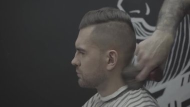 Berber dükkanında saç kesiminden sonra müşteriyi fırçalamak 