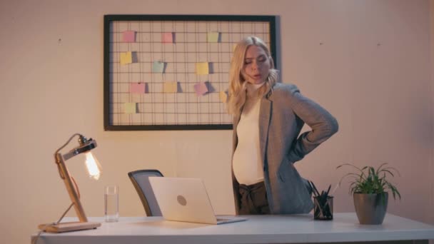 事務所で腰痛に苦しむ妊婦さん — ストック動画