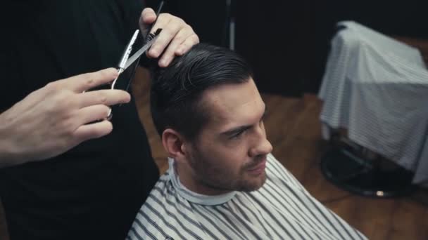 Tattooed Barber Cutting Hair Brunette Man — Stock Video