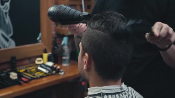 Barbeiro Secagem Cabelo Homem Barbearia — Vídeo de Stock