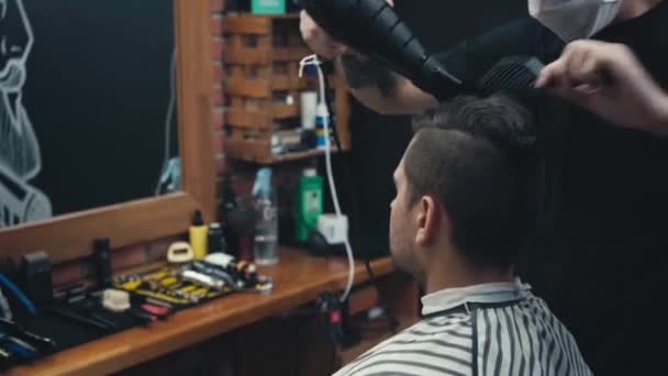 Barbiere Maschera Medica Asciugando Capelli Cliente — Video Stock