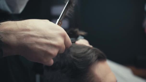 Vue Rapprochée Coiffeur Coupant Les Cheveux Homme — Video
