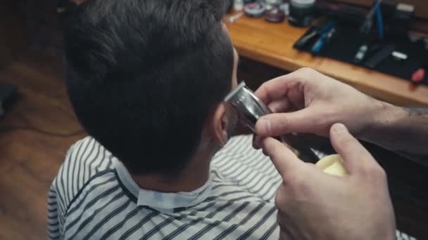 Tukang Cukur Menggunakan Pemangkas Dan Sikat Pada Pria Salon — Stok Video