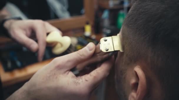 Nahaufnahme Des Friseurs Schneidet Stirn Des Kunden — Stockvideo