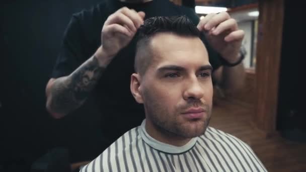 Tatuado Barbeiro Styling Cabelo Cliente Barbearia — Vídeo de Stock