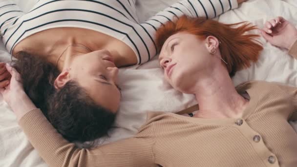 Nagy Látószögű Kilátás Fajok Közötti Leszbikus Pár Beszél Fekszik Ágyban — Stock videók