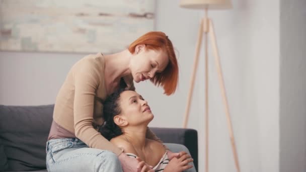 여자가 친구를 껴안고 거실에서 이야기하는 — 비디오