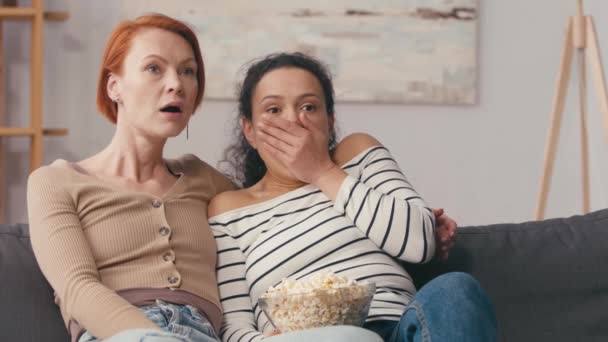 충격받은 문화적 레즈비언 여성들 근처에서 무서운 영화를 — 비디오
