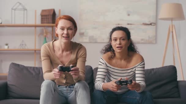 Kyiv Ukraine 2020年12月15日 異人種間のガールフレンドがビデオゲームをプレイ — ストック動画
