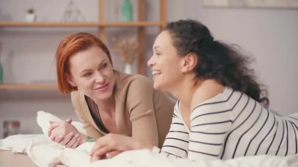 Feliz Interracial Novias Descansando Sonriendo Cama — Vídeos de Stock