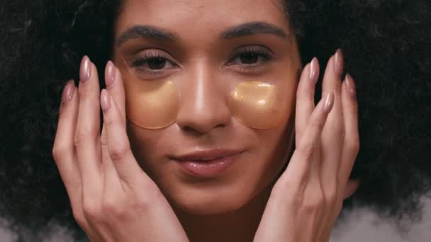 Vue Rapprochée Femme Afro Américaine Appliquant Des Patchs Oculaires Isolés — Video