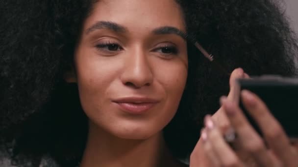 Femme Afro Américaine Souriante Brossant Les Sourcils Isolés Sur Gris — Video