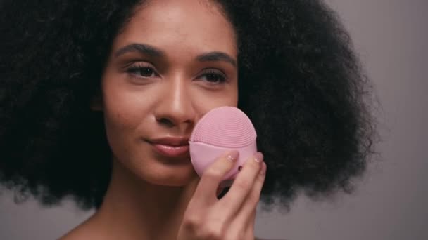 Femme Afro Américaine Souriante Utilisant Nettoyant Silicium Isolé Sur Gris — Video