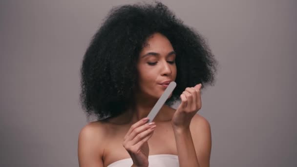 Junge Afrikanisch Amerikanische Frau Mit Nagelfeile Isoliert Auf Grau — Stockvideo