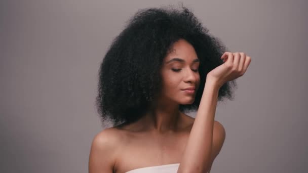 Joven Afroamericana Disfrutando Olor Perfume Aislado Gris — Vídeo de stock