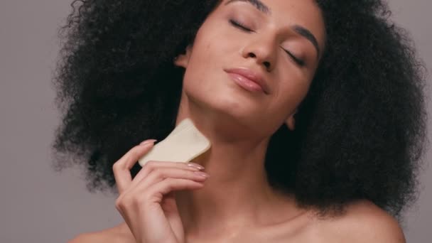 Mulher Afro Americana Usando Pedra Elevação Rosto Pescoço Isolado Cinza — Vídeo de Stock