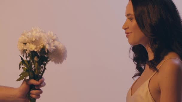 Mężczyzna Dając Bukiet Białych Kwiatów Zdumiony Młoda Kobieta Odizolowana Szarości — Wideo stockowe