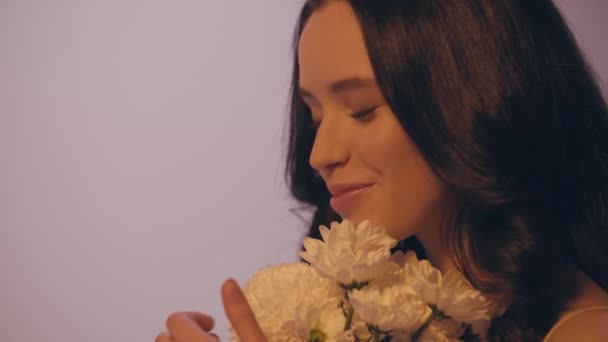 Feliz Joven Mujer Sosteniendo Ramo Flores Blancas Aisladas Gris — Vídeos de Stock