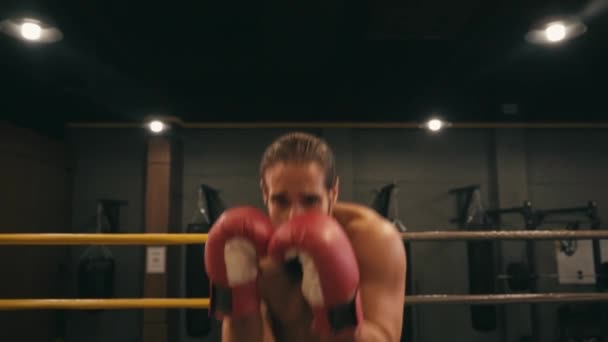 Cámara Lenta Del Boxeador Hispano Sin Camisa Ejercitándose Ring Boxeo — Vídeos de Stock