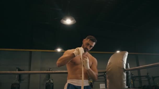 Boxeador Hispano Envolviendo Manos Con Cinta Boxeo — Vídeos de Stock