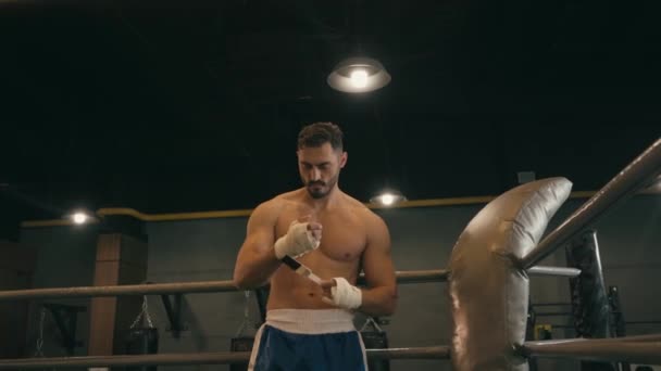 Бородатий Іспаномовний Боксер Обгортаючи Руки Боксерською Стрічкою Вправами Спортзалі — стокове відео