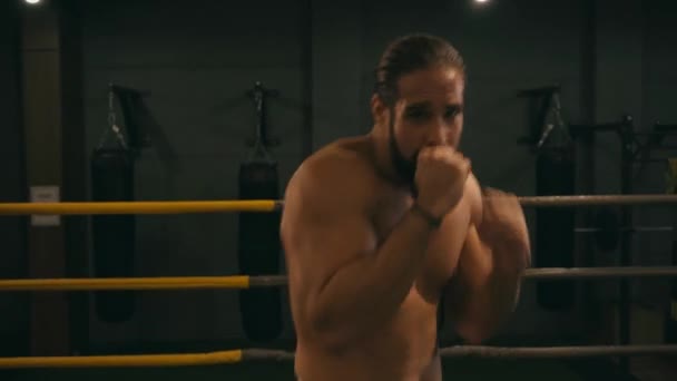 Boxer Ispanico Senza Camicia Che Esercita Sul Ring Boxe — Video Stock