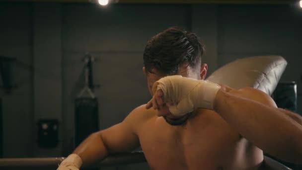 Luchador Hispano Con Cinta Boxeo Las Manos Limpiando Sudor — Vídeos de Stock