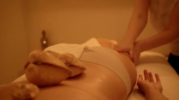 Focus Pull Del Terapeuta Massaggio Gamba Donna Sul Tavolo Massaggio — Video Stock