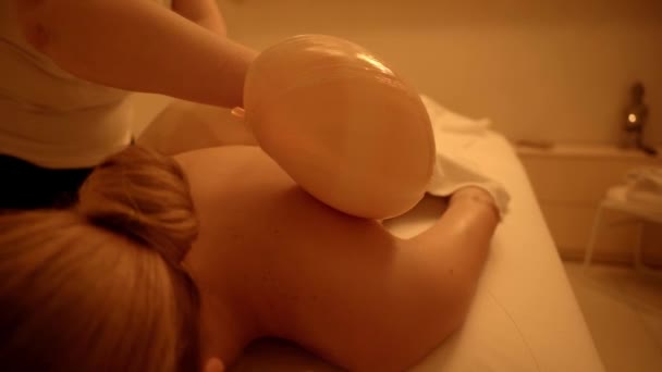 Massagista Massageando Cliente Com Concha Mar Salão Spa — Vídeo de Stock