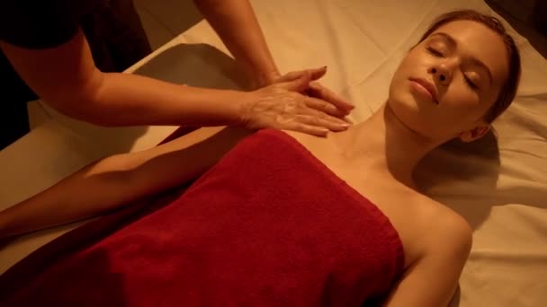 Felső Nézet Csukott Szemmel Masszázsban Részesülő Masszőr Spa Szalonban — Stock videók