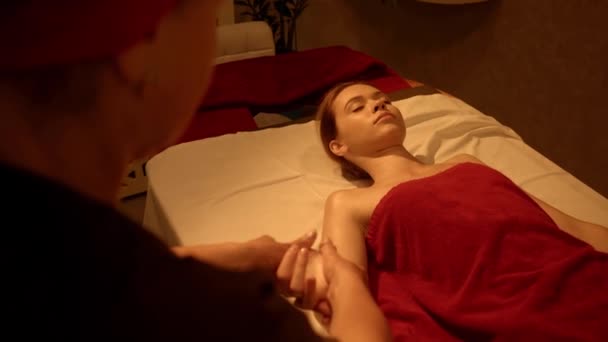 Kobieta Zamkniętymi Oczami Otrzymująca Masaż Dłoni Masażysty Salonie Spa — Wideo stockowe