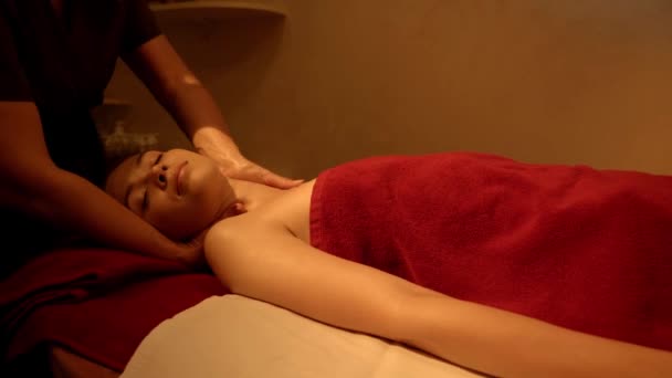 Ung Klient Som Får Nackmassage Från Professionell Massör Spa Salong — Stockvideo