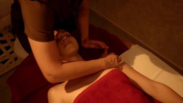 Visão Alto Ângulo Massagista Profissional Massageando Mulher Relaxada — Vídeo de Stock