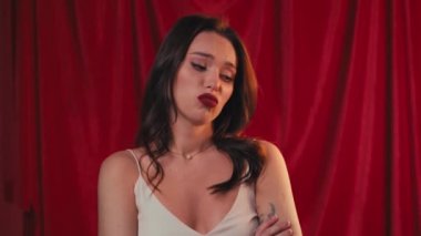 Kırmızıda çapraz kollu genç bir kadın